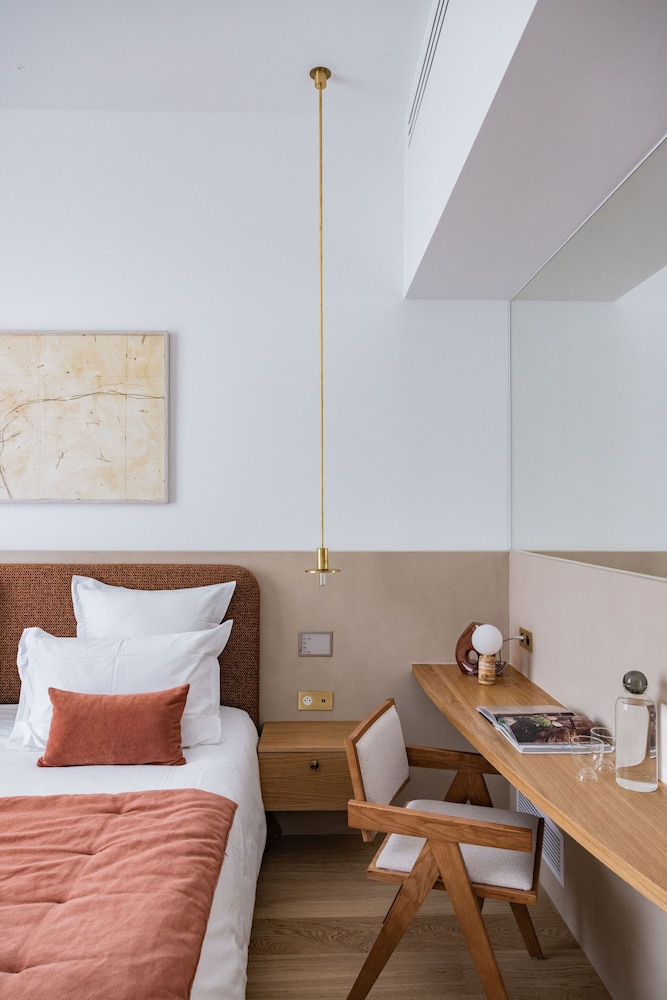 Suite, Ensuite photo 3