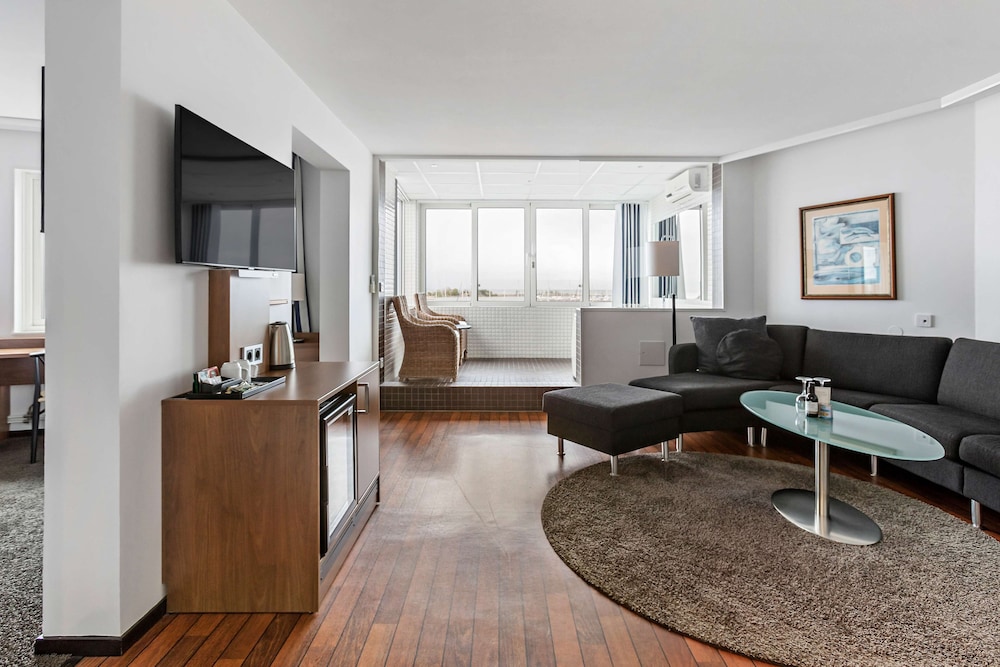 Suite, 1 Queen Bed, Jetted Tub, Sea View photo 2