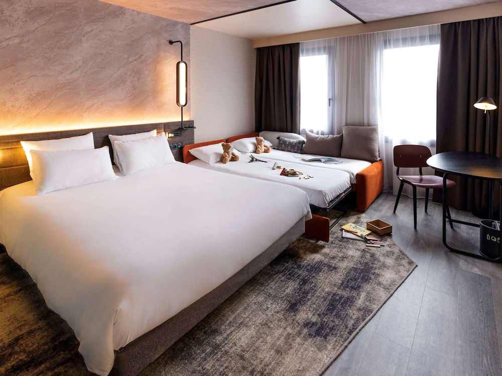 Superior Room (1 Queen Bed and 2 Single Sofa Beds) - Photo 1