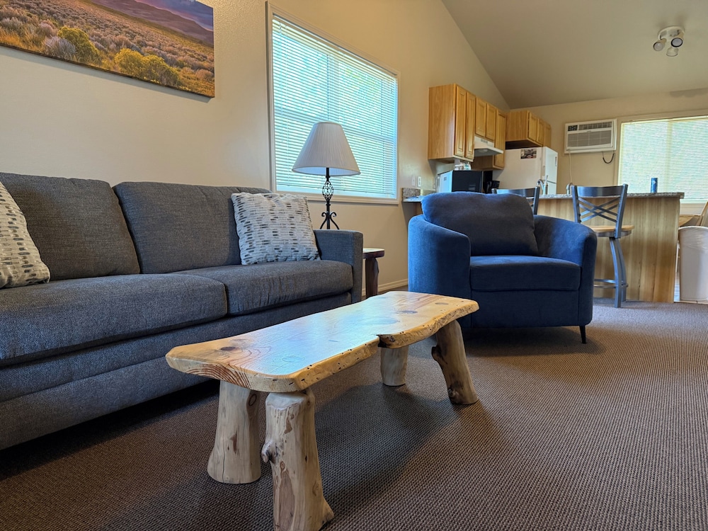 Suite, 2 Bedrooms (Pet Friendly) photo 2