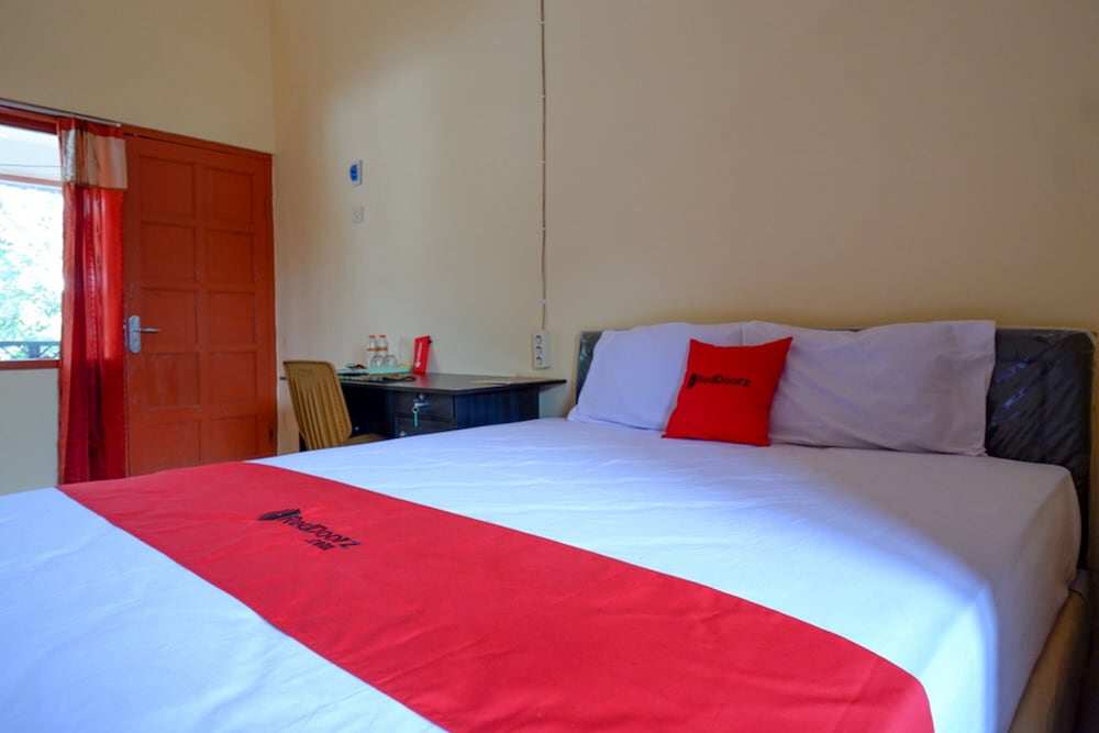 Double Room (RedDoorz) photo 3