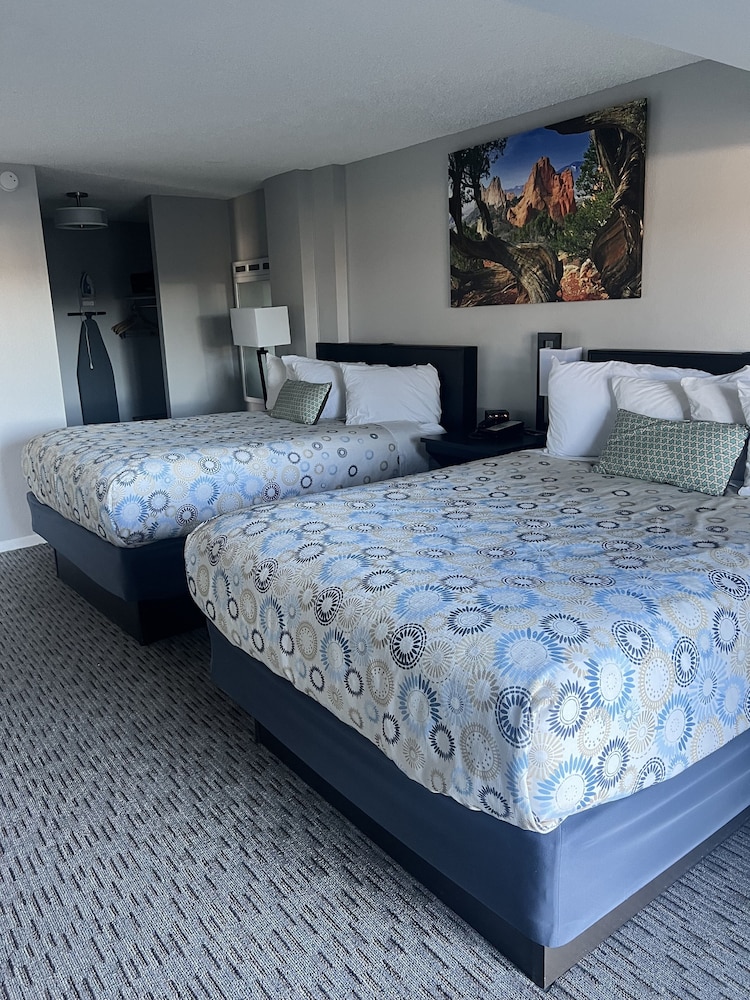Family Suite, 2 Queen Beds photo 2