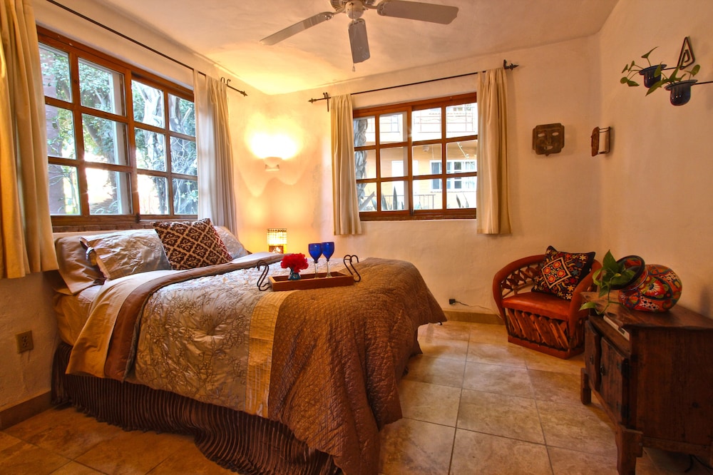 Patio-Bungalow, 2 Bedrooms, King, Queen and Twin Beds, Patio with Hammocks photo 2