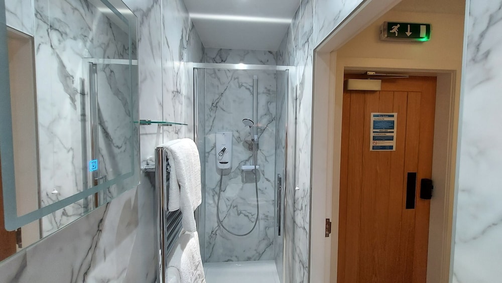 Twin Room, 1 Bedroom, Ensuite (Room 2) photo 3