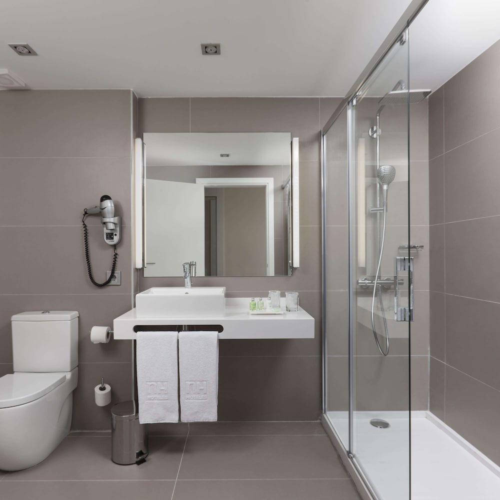 Standard Room (Extra Bed 3 adults) - Photo 4