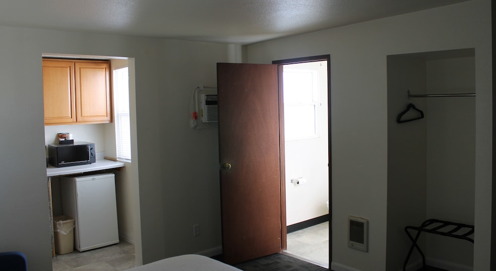 Single Room, 1 King Bed, Kitchenette photo 2