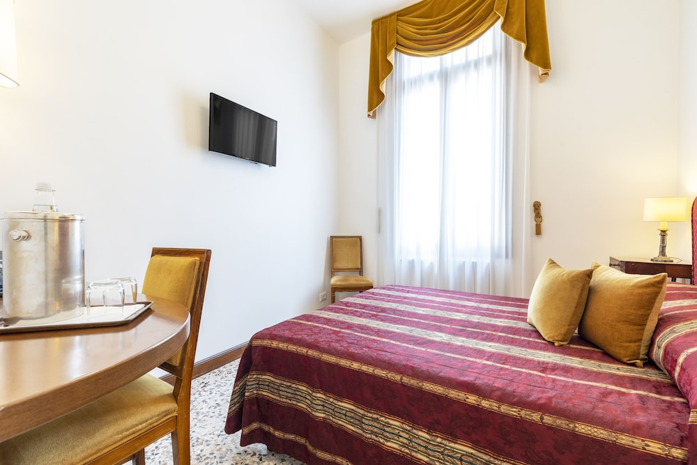 Economy Double Room photo 2