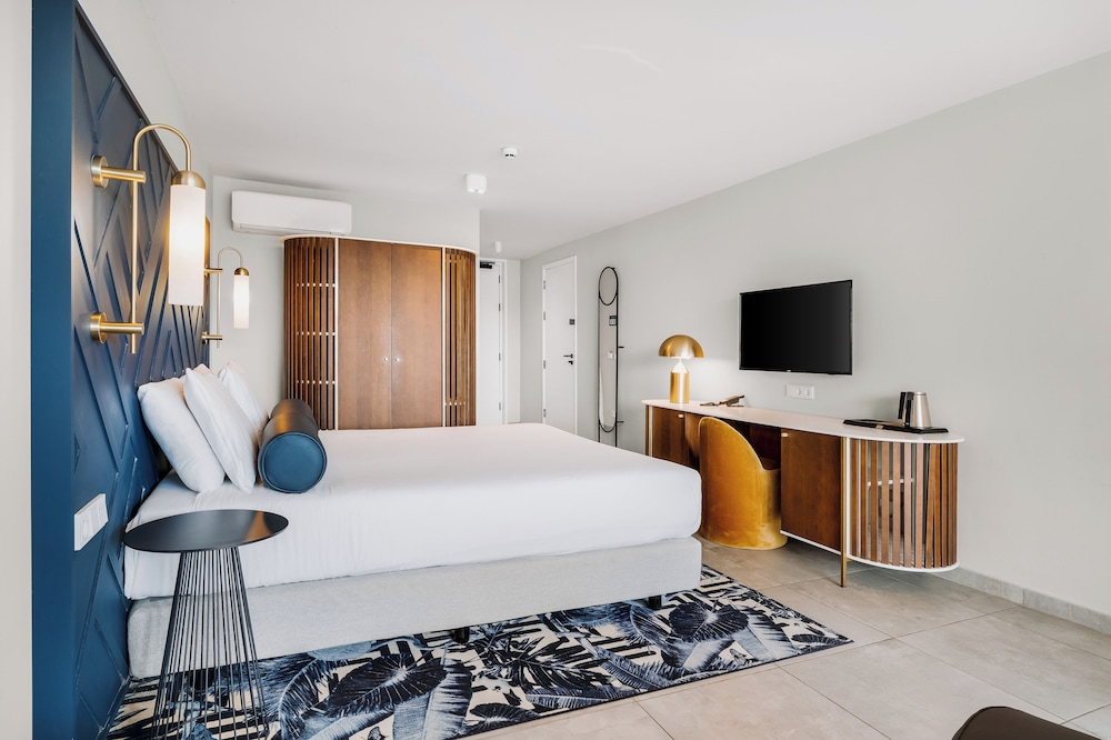 Deluxe Room, 1 King Bed, Partial Ocean View thumbnail 6