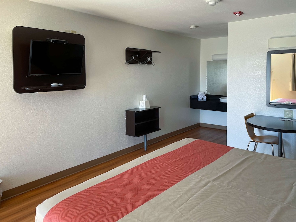 Standard Room, 1 King Bed, Non Smoking, Refrigerator & Microwave photo 1