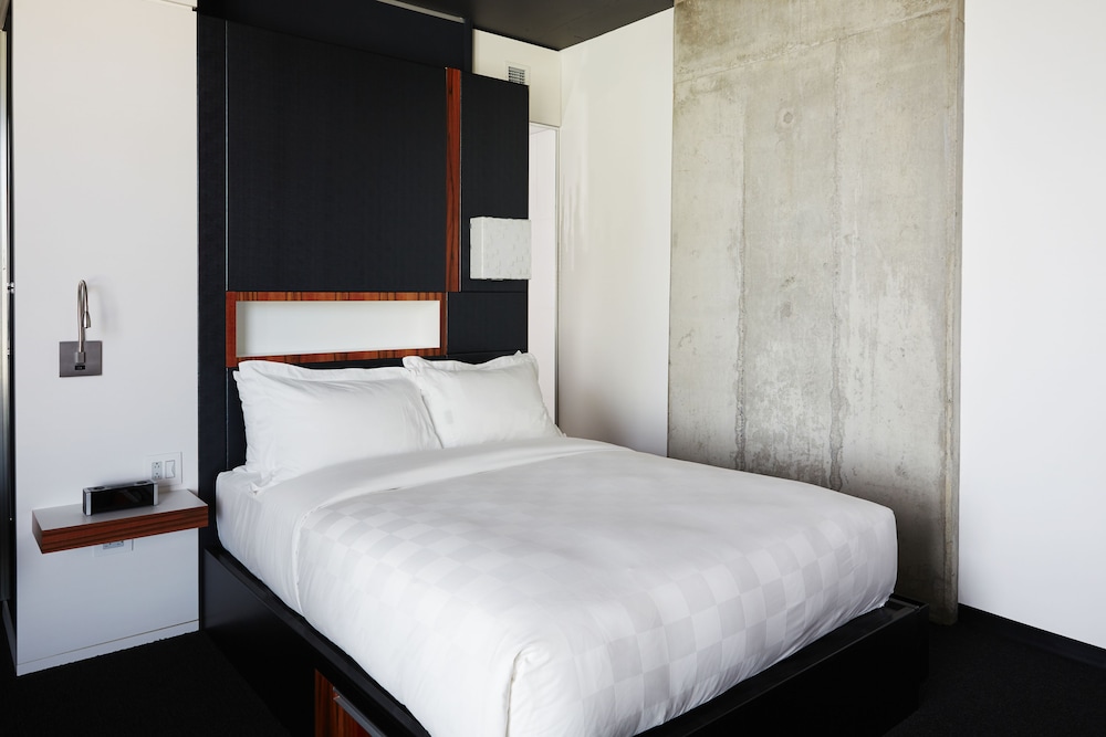 Superior Room, 1 Queen Bed photo 2