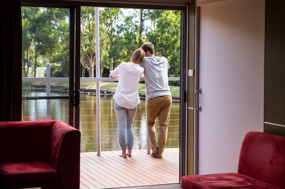 1 Bedroom Lakeside Apartment - Photo 6