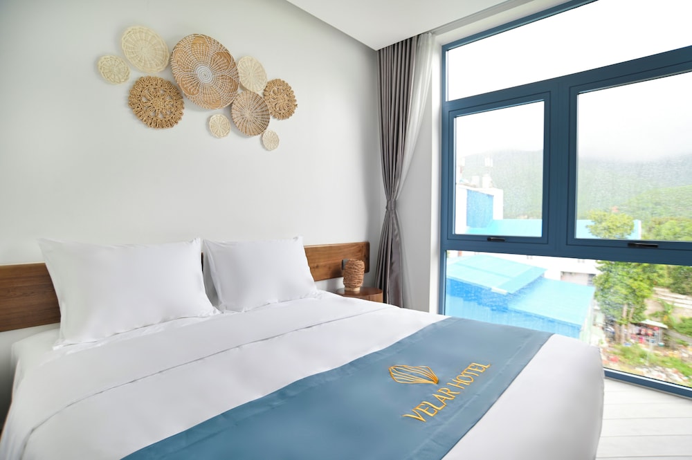 Deluxe Double Room, 1 King Bed, Non Smoking, Mountain View