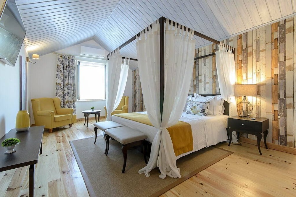 Deluxe Suite, River View (Yellow)
