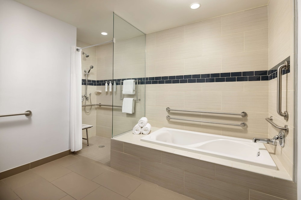 Suite, 1 King Bed, Accessible, Non Smoking (Hearing Accessible)