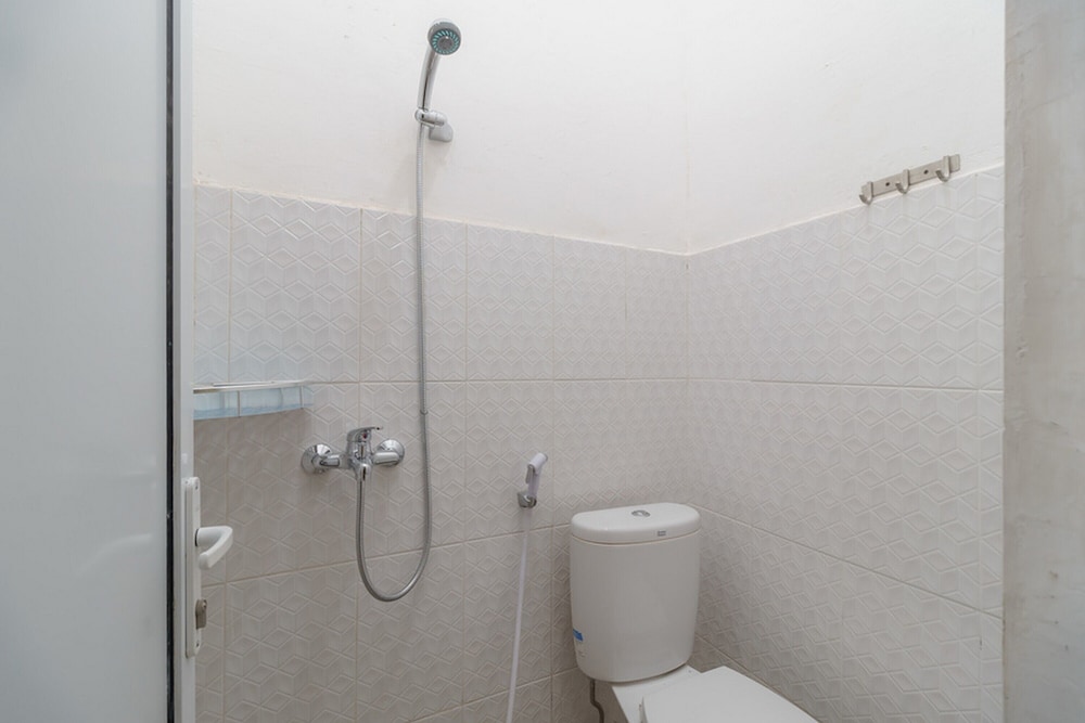 Twin Room (RedDoorz) - Photo 5