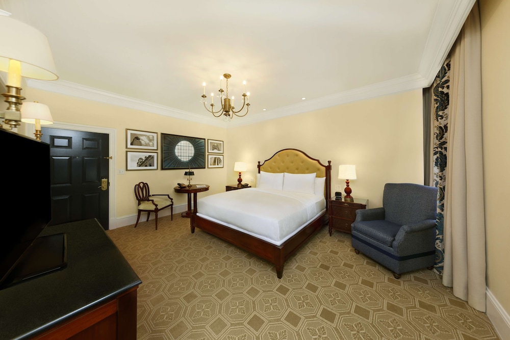 Premier Room, 1 King Bed photo 3