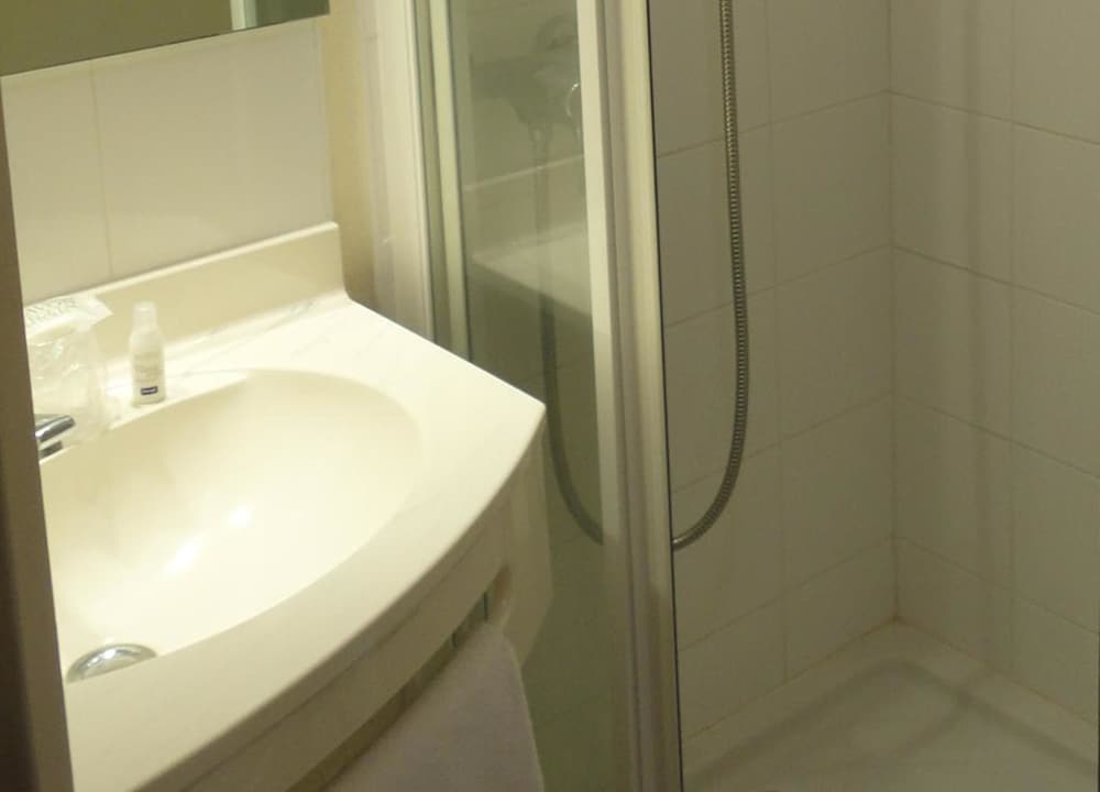 Standard Room, 2 Twin Beds - Photo 8