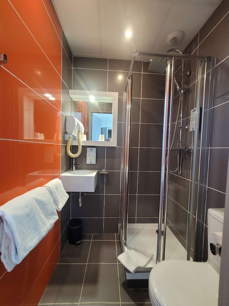 Standard Room, 3 Twin Beds - Photo 26
