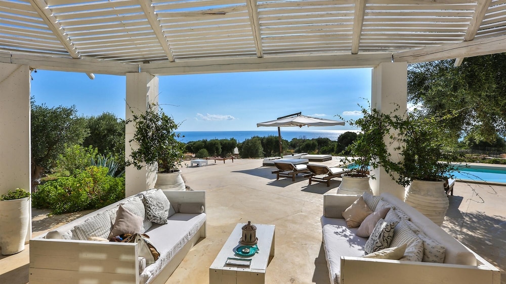 Villa photo 2
