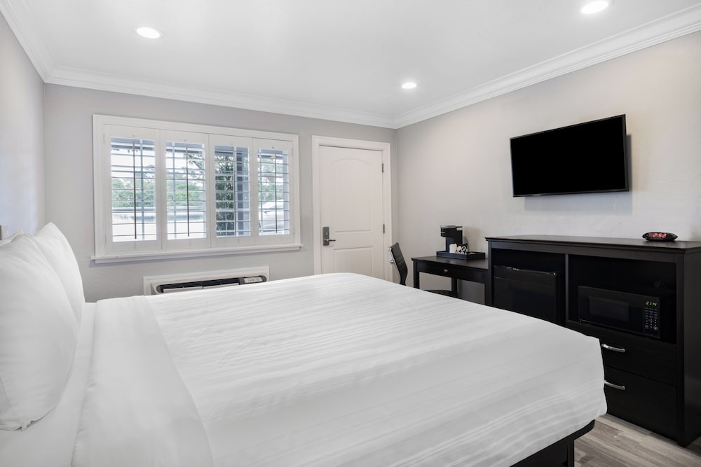 Basic Room, 1 King Bed - Photo 3