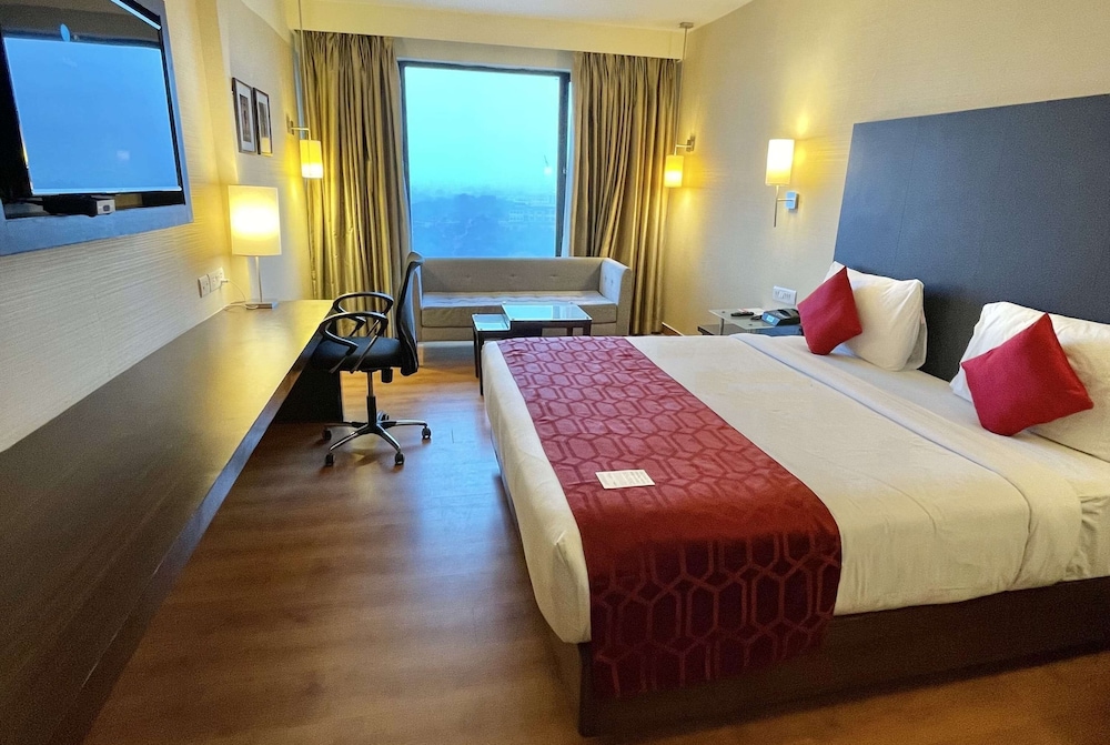 Club Room, 1 King Bed, Non Smoking, City View
