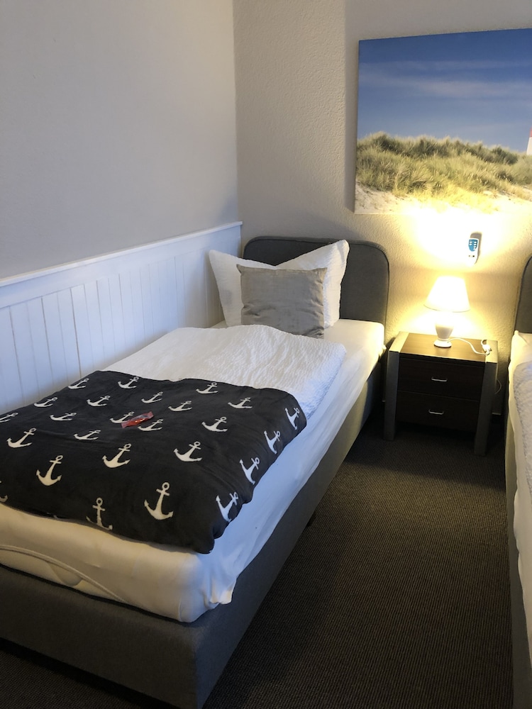 Economy Twin Room - Photo 8