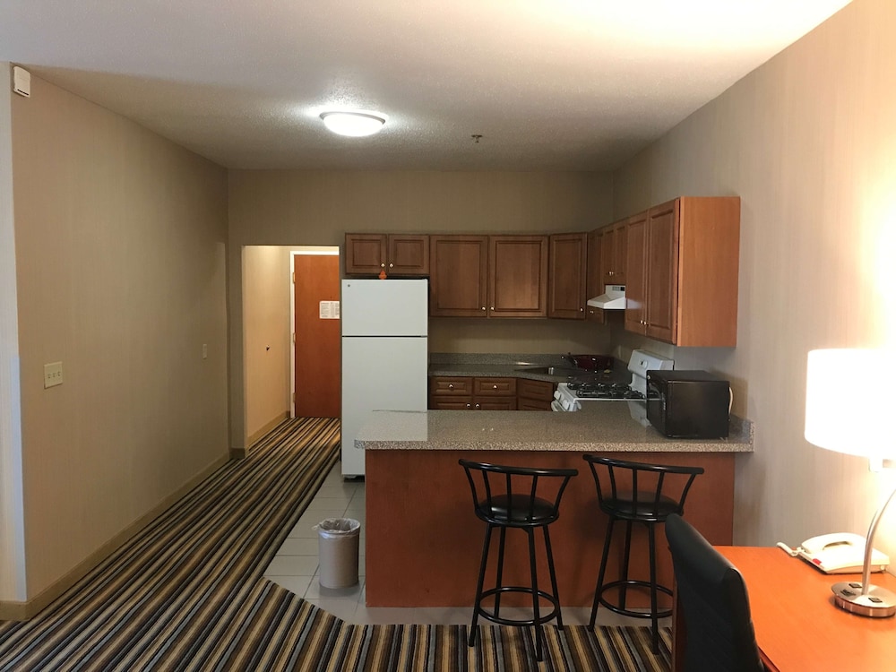 Suite, 1 King Bed, Non Smoking, Kitchen - Photo 2
