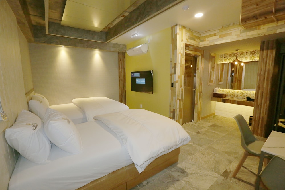 Premium Twin Room (7:00pm Check In On Sat, Sunday) photo 2