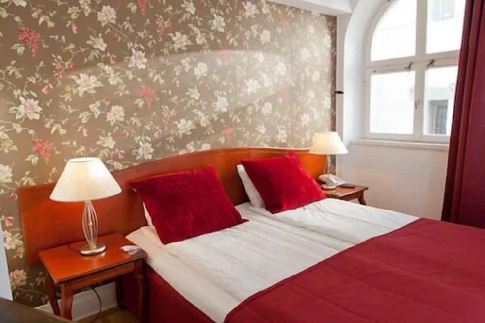 Standard Room, 1 King Bed, Non Smoking - Photo 9