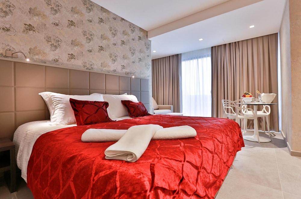 Deluxe Room, Pool View photo 1