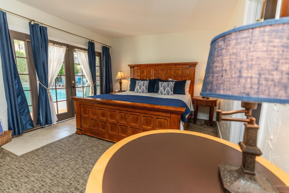 Suite, 1 King Bed, Pool View photo 1