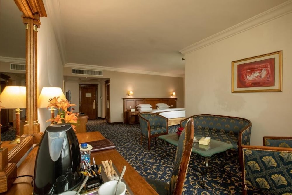 Executive Suite - Photo 2