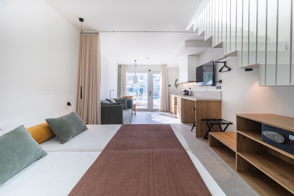 Deluxe Suite, Jetted Tub (Gold - Terrace) photo 3