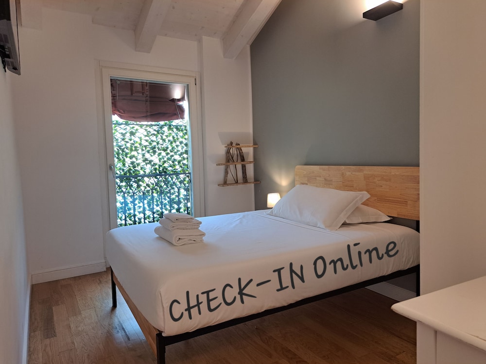 Basic Single Room, Men only