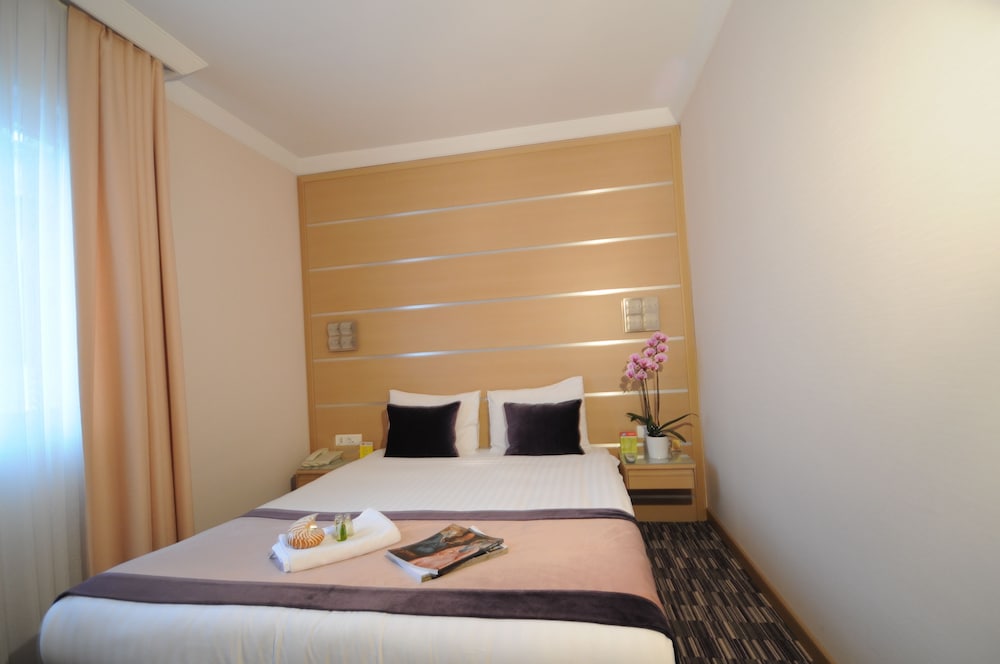 Double Room with French Bed photo 1
