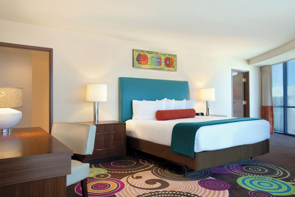 Suite, 1 Bedroom - Photo 3