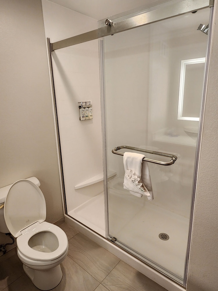 Standard Room, 2 Queen Beds - Photo 4