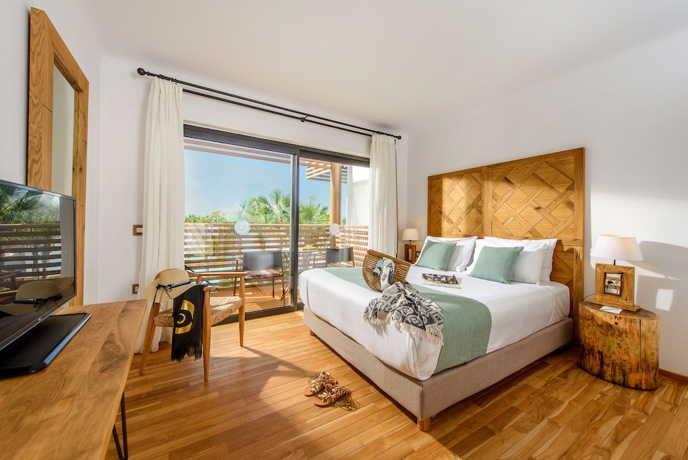 Luxury Room, Pool View thumbnail 6