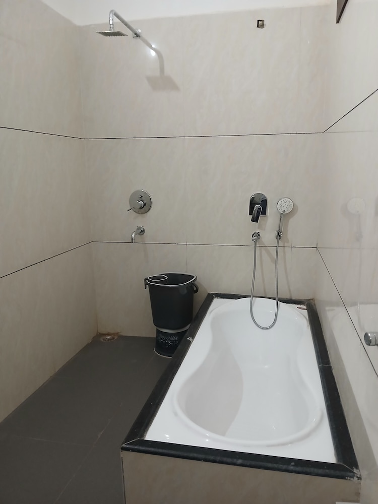Premium Room with Bathtub - Photo 6