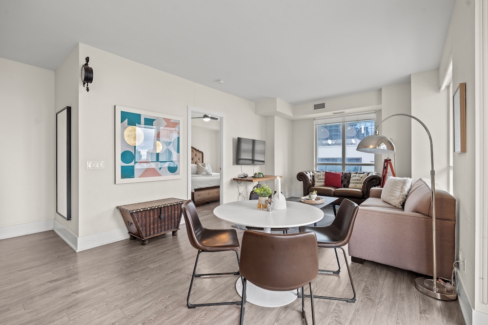 Luxury Apartment, 2 Bedrooms, Balcony, Lake View