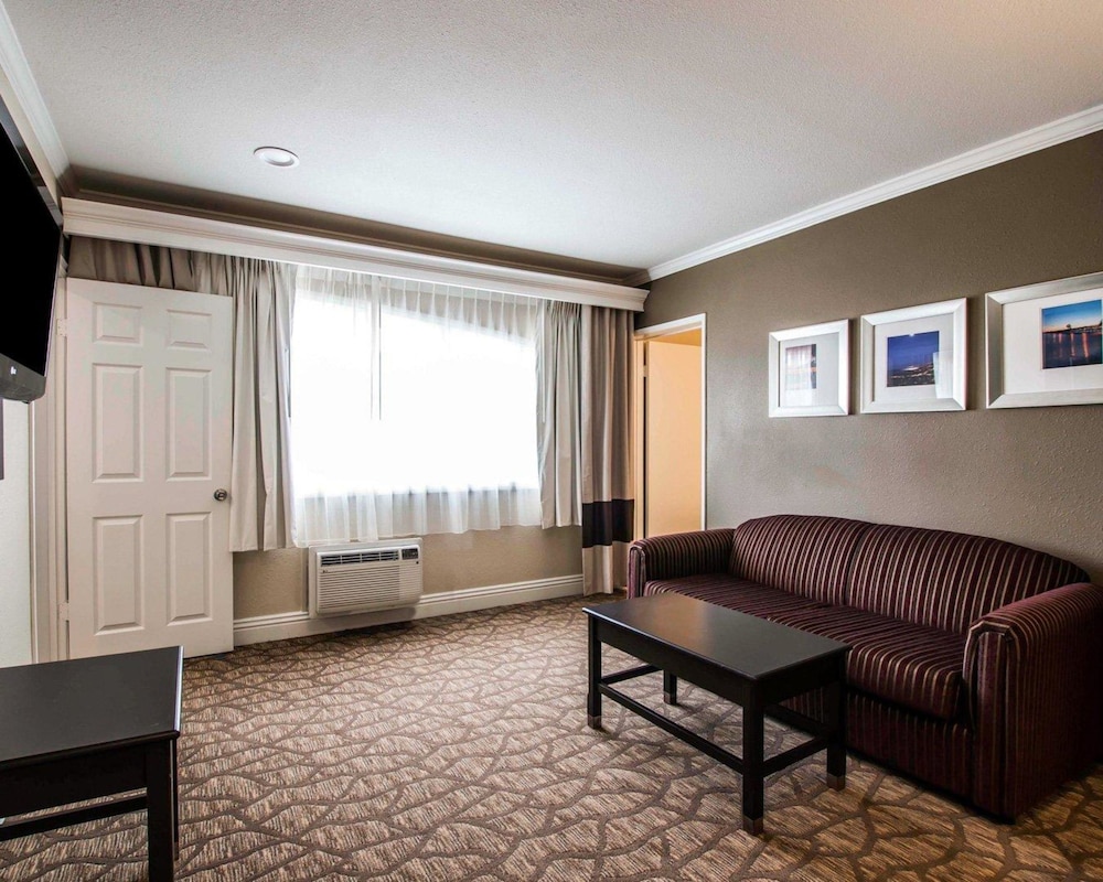 Suite, 2 Queen Beds with Sofabed, Non Smoking - Photo 8