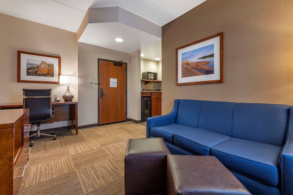 Ground Floor Lake View Queen Suite photo 3