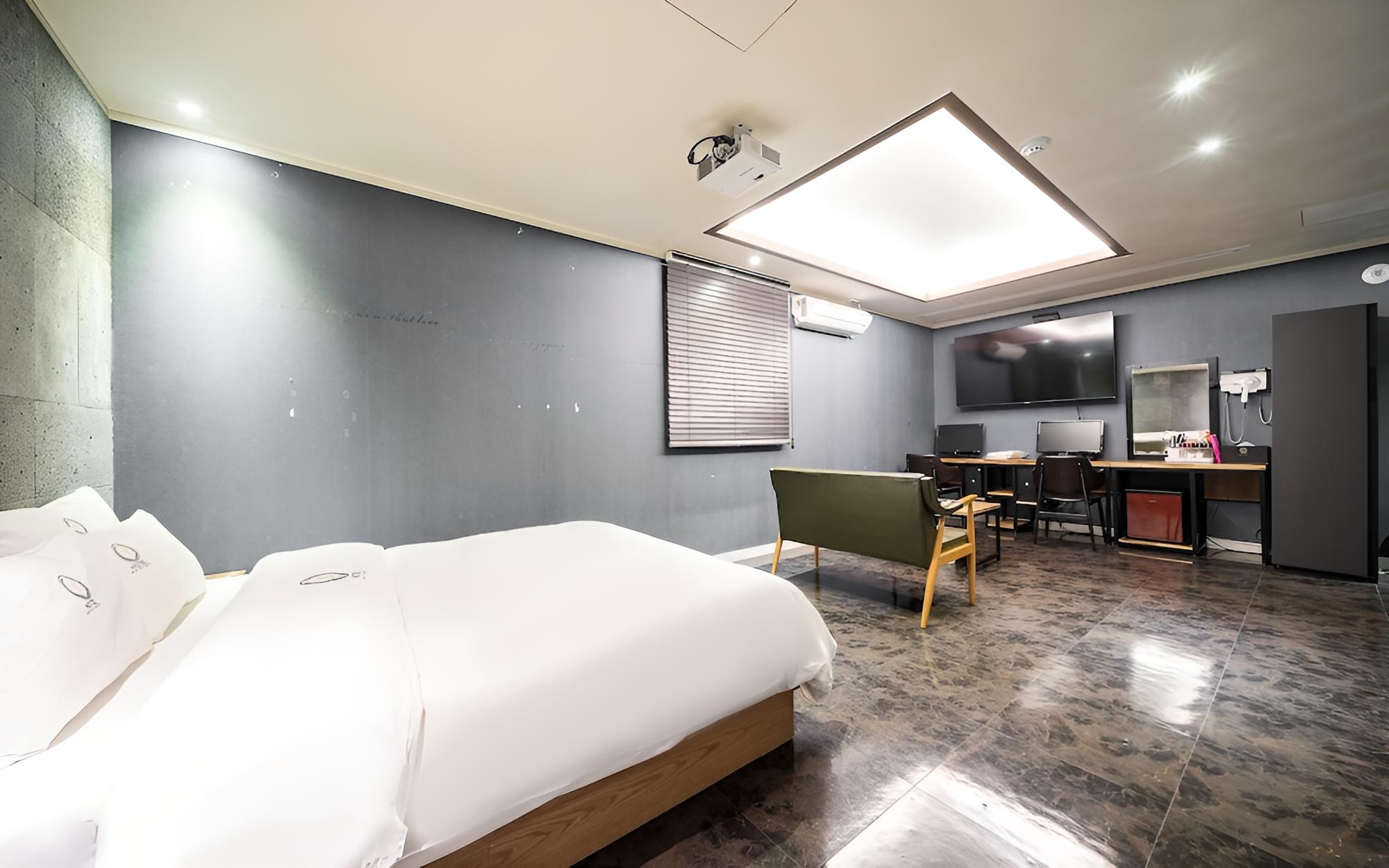 Room (VIP Cinema A (Netflix Wave Disney+ av) - Photo 3