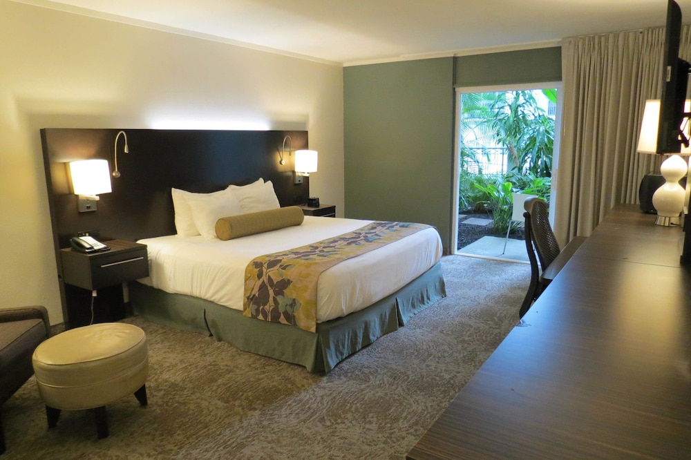 Room, 1 King Bed, Balcony, Pool View - Photo 2