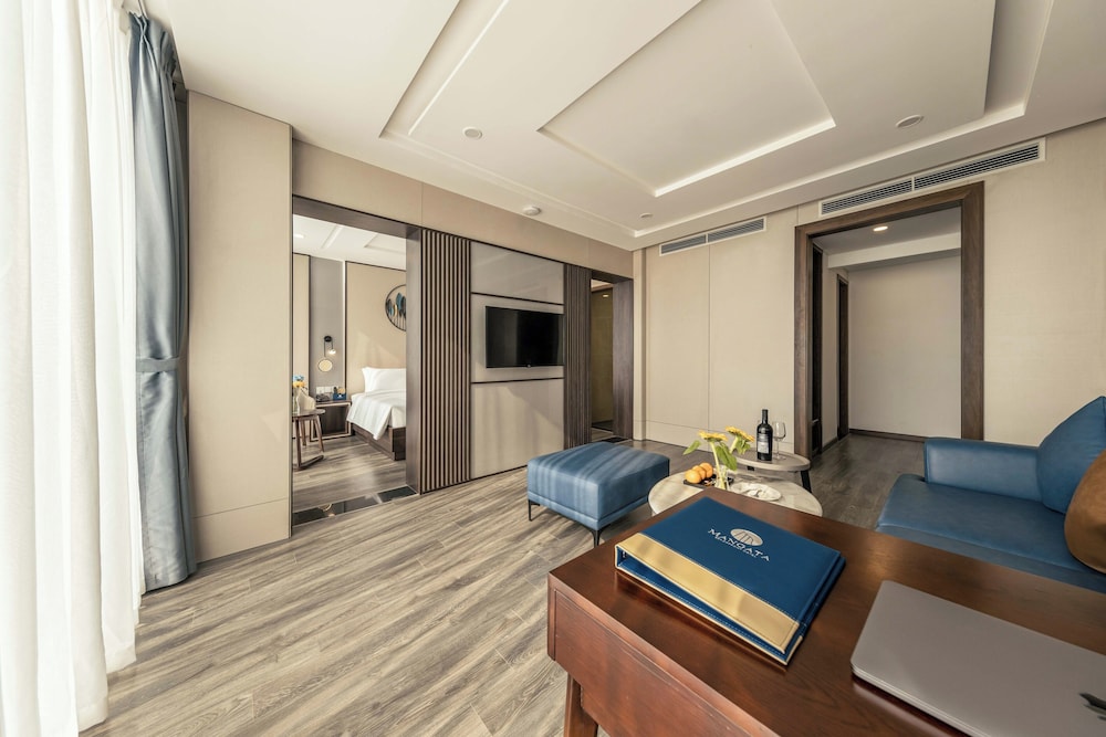 Grand Studio Suite, 1 King Bed, Non Smoking, Ocean View photo 1