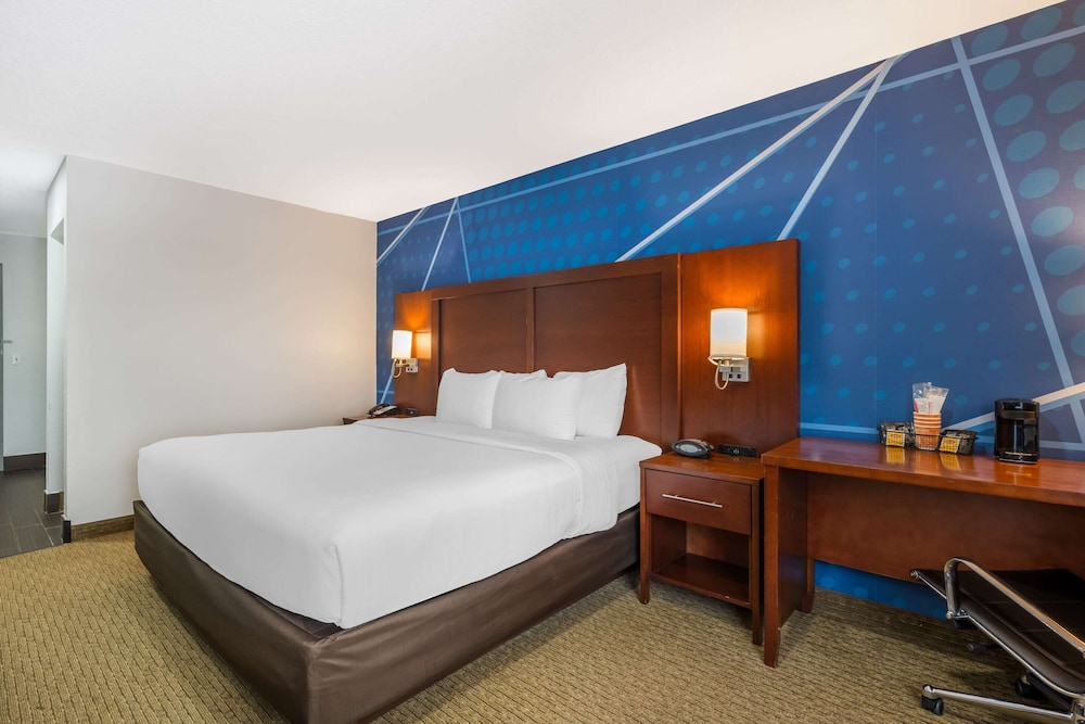 Suite, 1 King Bed, Accessible, Non Smoking (Interior Corridor) - Photo 3