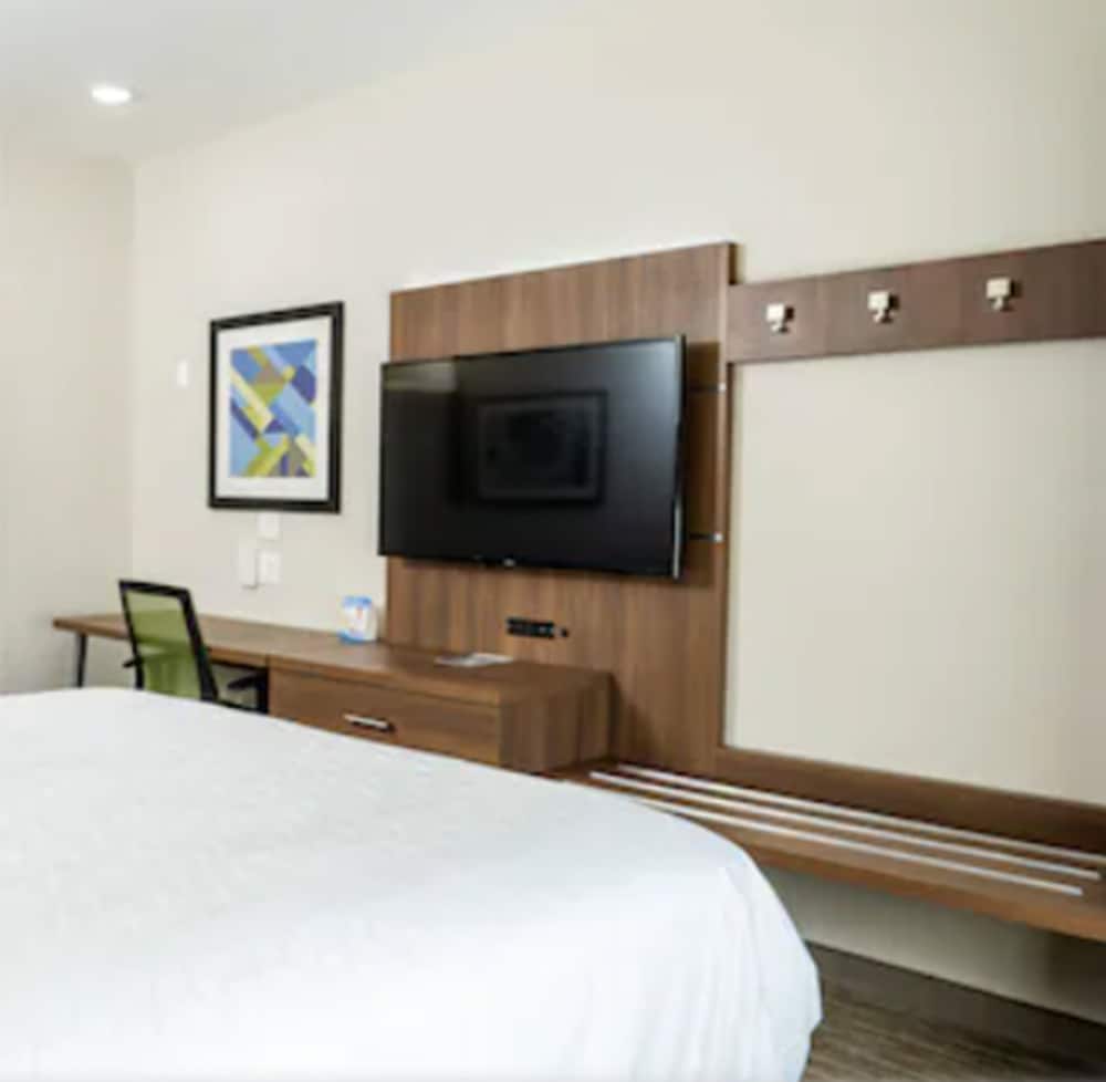 Standard Room, 1 King Bed - Photo 5