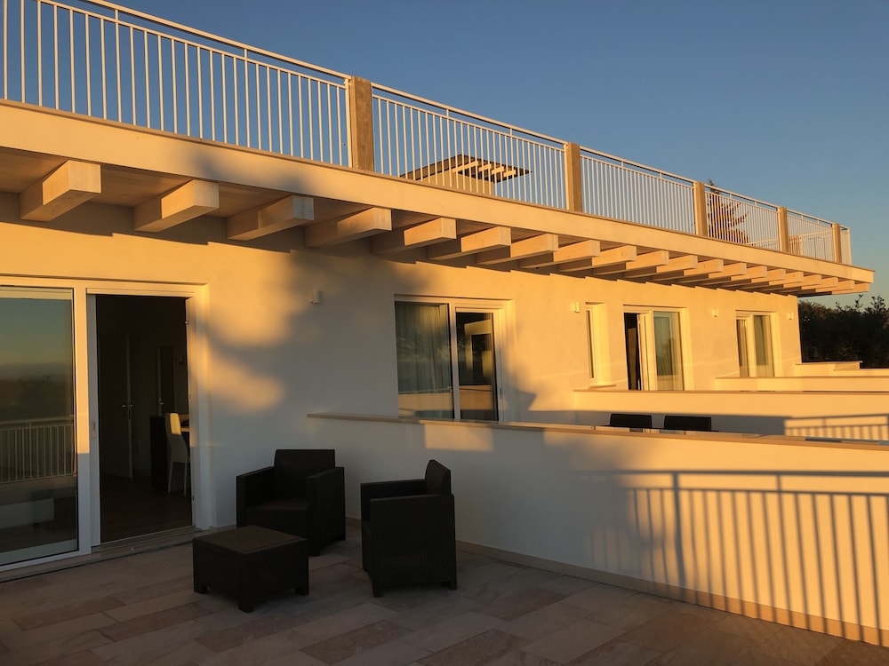 Superior Room, 1 King Bed, Pool View, Poolside - Photo 4
