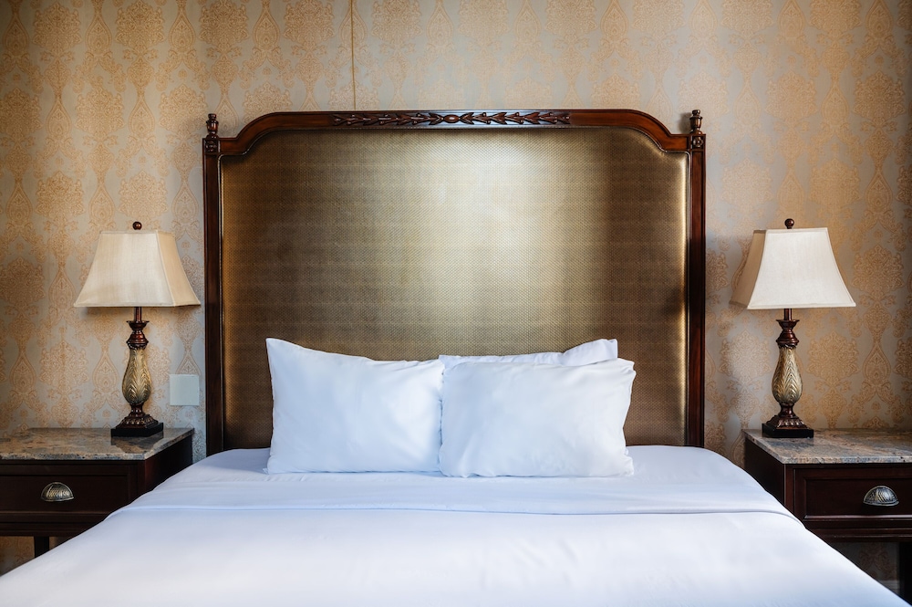 King Suite (24/7 Front Desk) - Photo 6