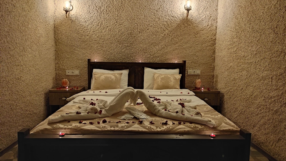 Honeymoon Room With Jacuzzi photo 1